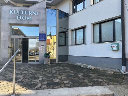 AED je nameščen na objekt kulturnega doma. 